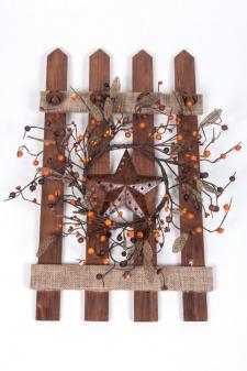 WOOD FENCE W/BURLAP AND BELLS, TIN STAR, BERRIES AND BURLAP 