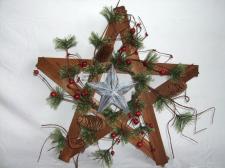 BERRY PINE CONE WREATH AND TIN STAR ON 18IN WOODEN STAR